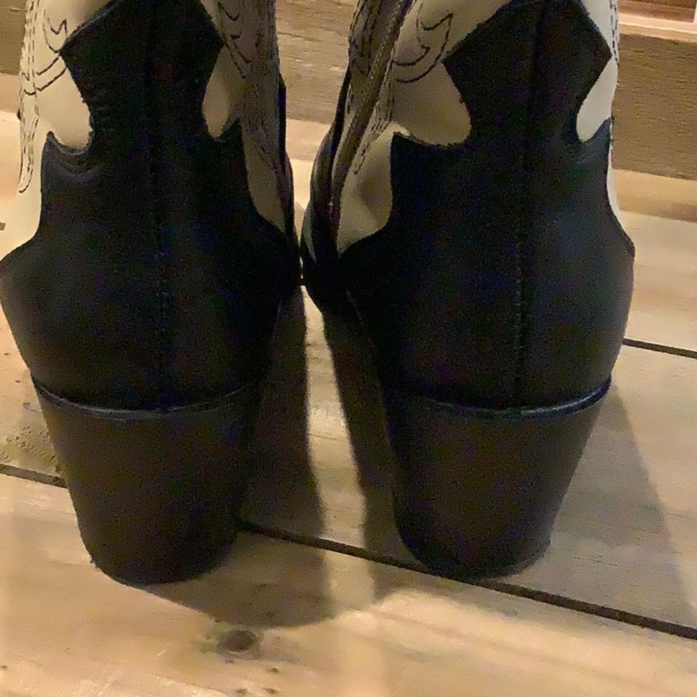 Classic Two-Tone Western Heeled Boots - Black & Cream - Picture 4 of 7